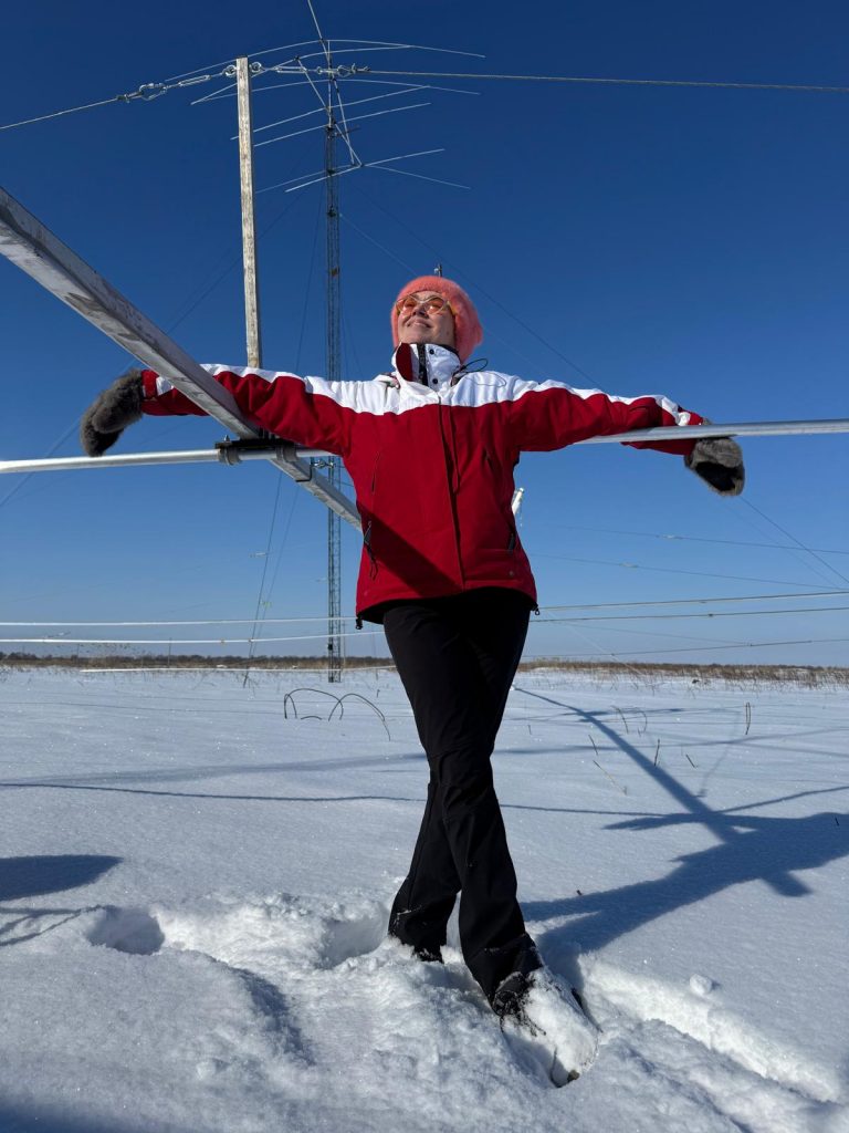 A model advertises the Yagi