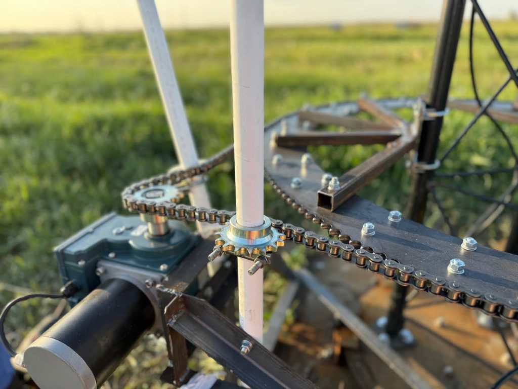 Support for the chain of the rotator of the rotating tower
