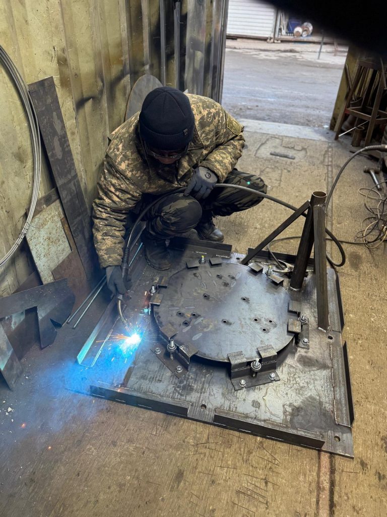 Welding the bottom for the future rotator on the rotating tower base