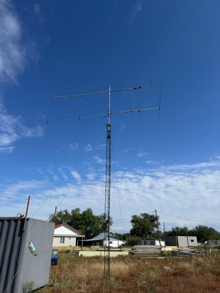 6-meter Yagi on top of the 10-meter Yagi