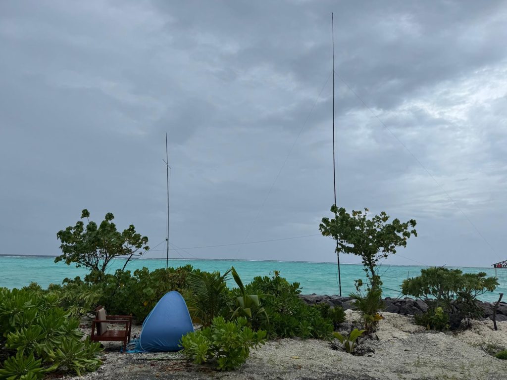 Raised verticals with resonating radials on 15/20/40 meters