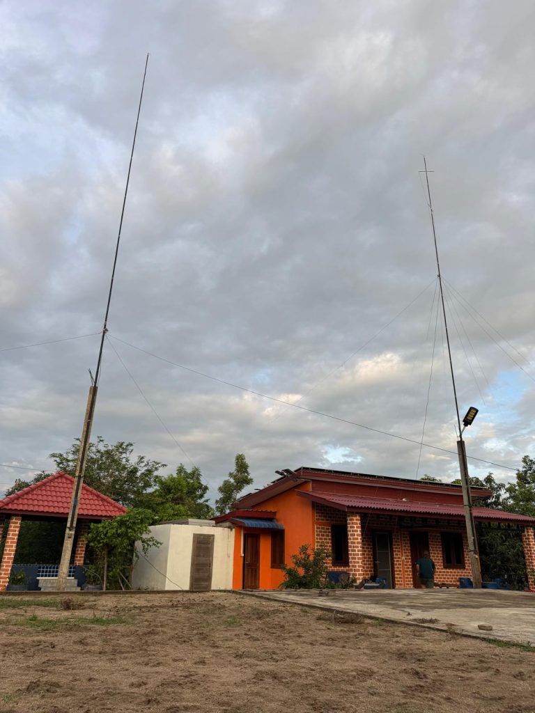 Both masts at day